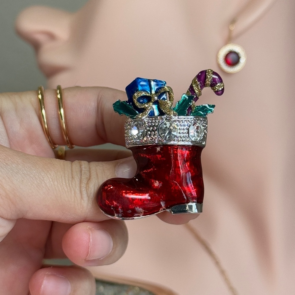 ⚜️🎄 Festive Christmas Silver Red Boot Brooch ❤️🔥🌲 - Picture 3 of 6